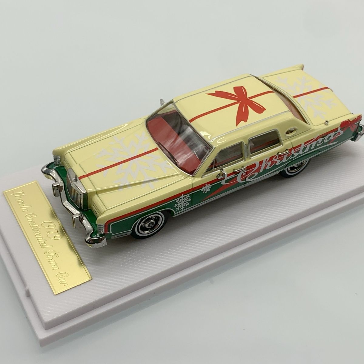 Turning Crush 1:64 Lincoln Continental Town Car Christmas Exclusive