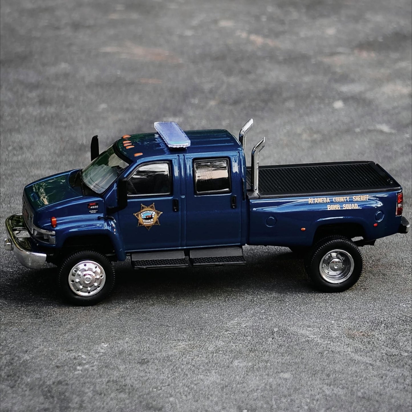 GOC 1/64 Singapore AUTOEXPO Exclusive GMC TOPKICK C4500 ALAMEDA Police