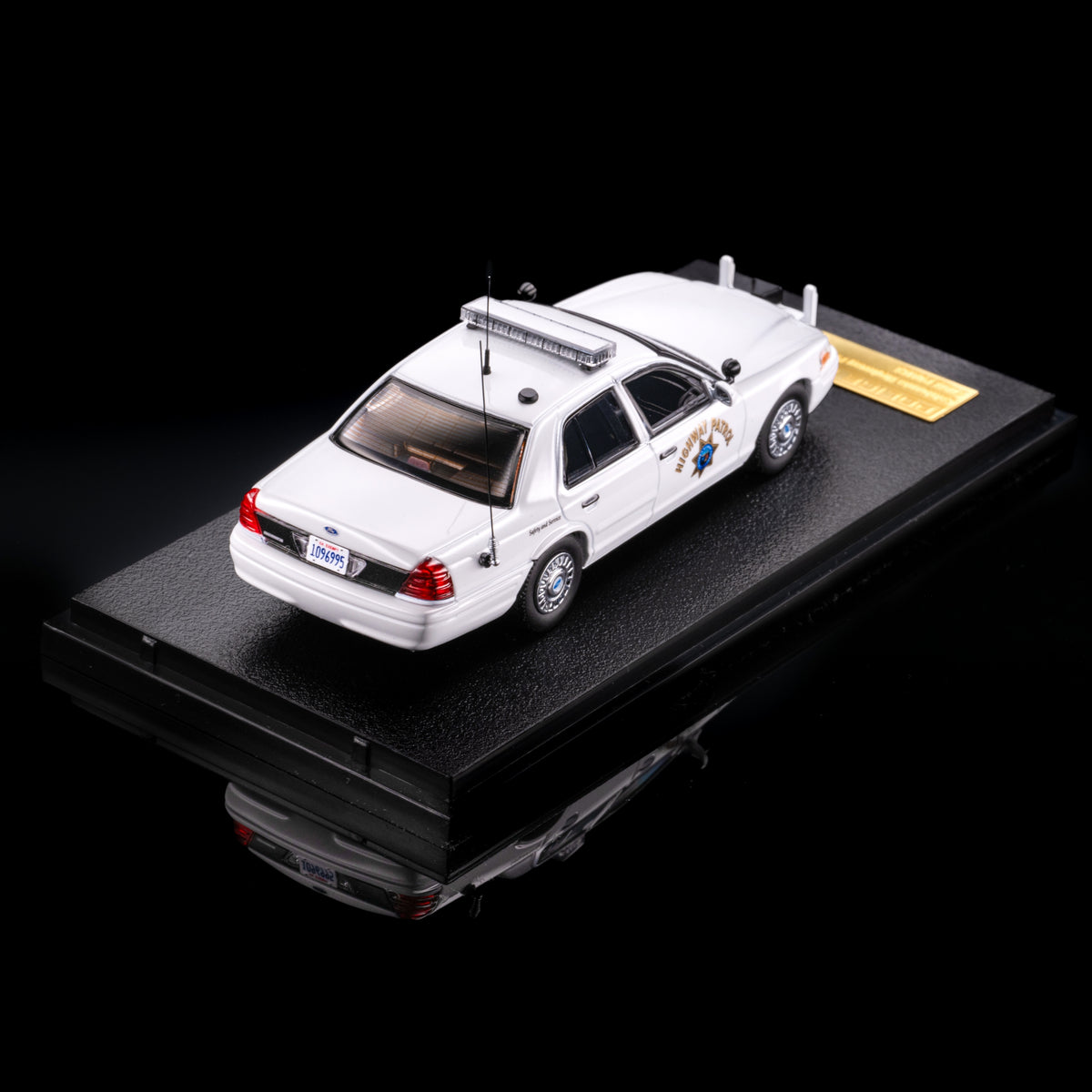 [Pre-order] Rollin 1:64 White California Highway Patrol Polar Bear Crown Victoria CHP No.141