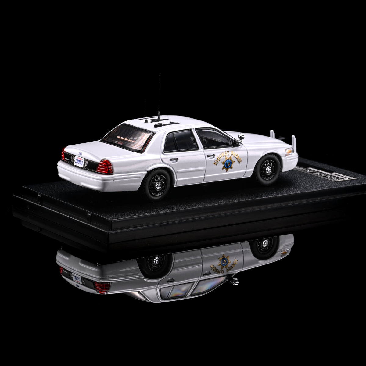 [Pre-order] Rollin 1:64 White California Highway Patrol Polar Bear Crown Victoria CHP No.141