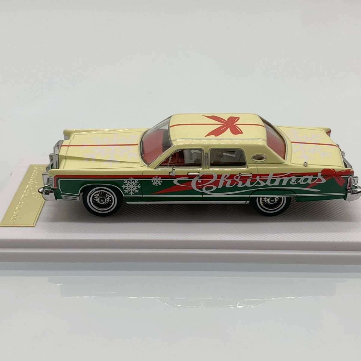 Turning Crush 1:64 Lincoln Continental Town Car Christmas Exclusive