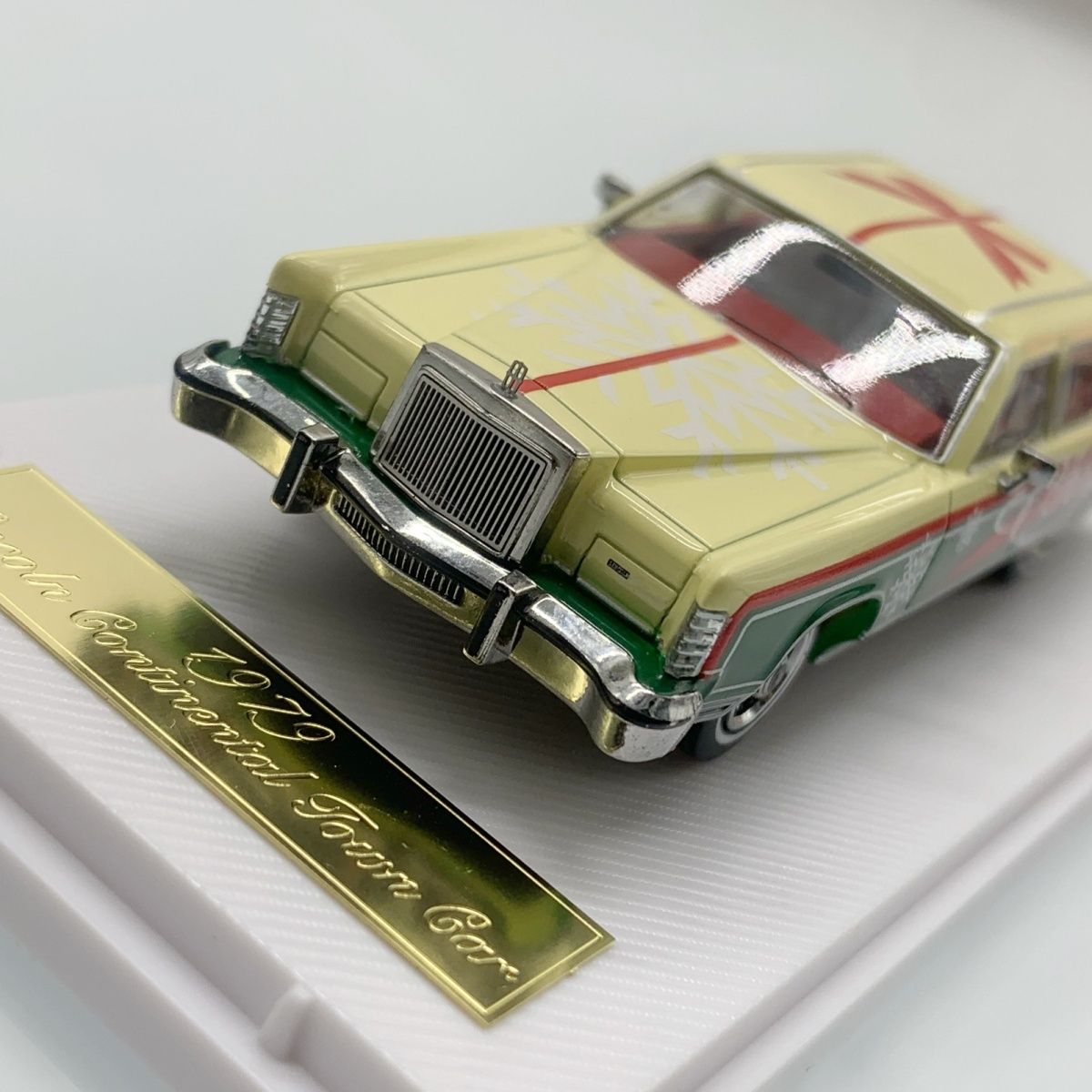 Turning Crush 1:64 Lincoln Continental Town Car Christmas Exclusive