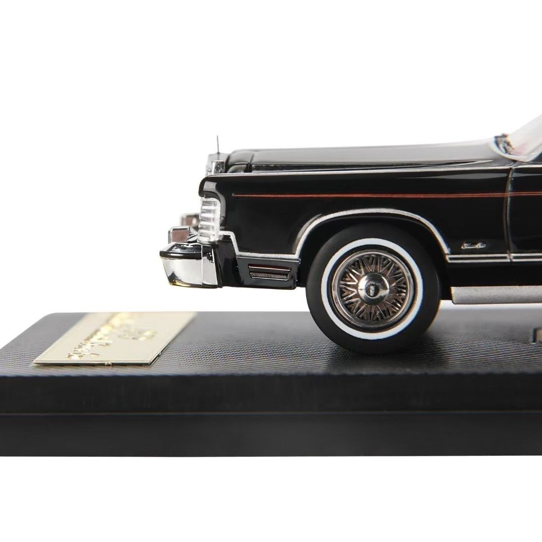 Turning Crush 1:64 Lincoln Continental Town Car Black