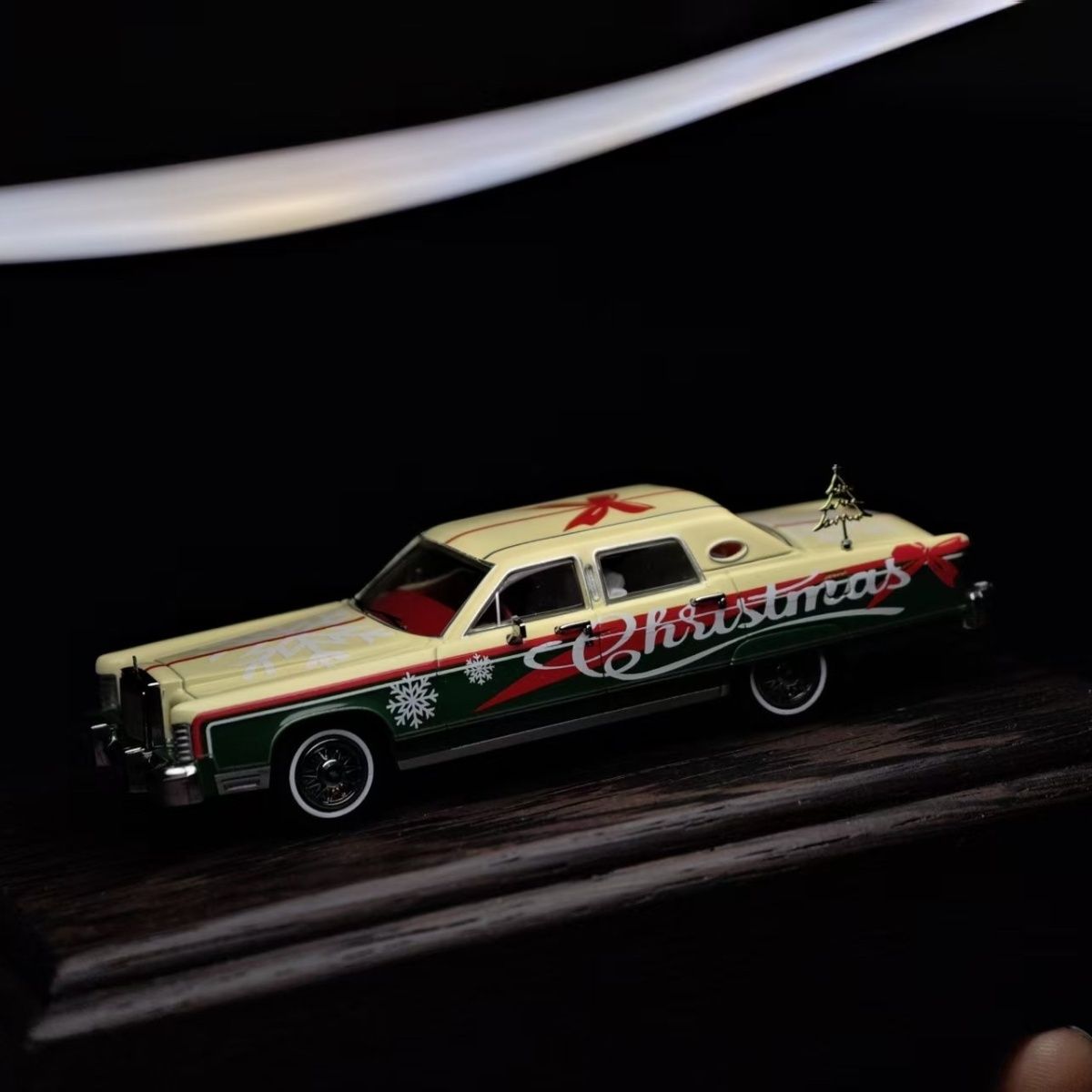 Turning Crush 1:64 Lincoln Continental Town Car Christmas Exclusive