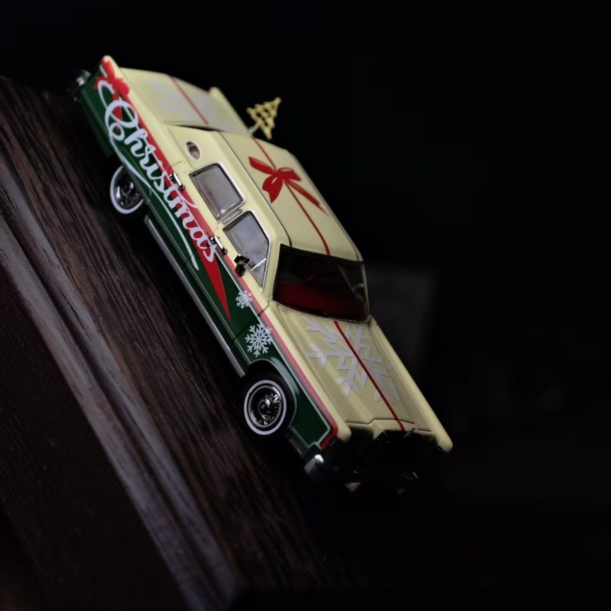 Turning Crush 1:64 Lincoln Continental Town Car Christmas Exclusive