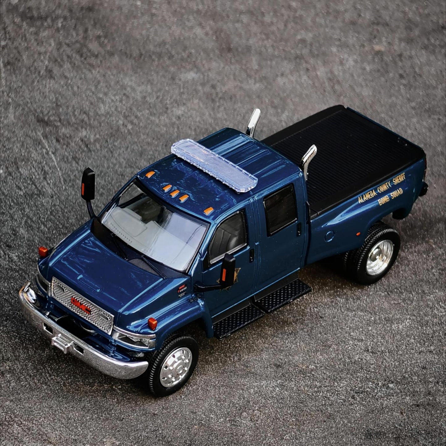 GOC 1/64 Singapore AUTOEXPO Exclusive GMC TOPKICK C4500 ALAMEDA Police
