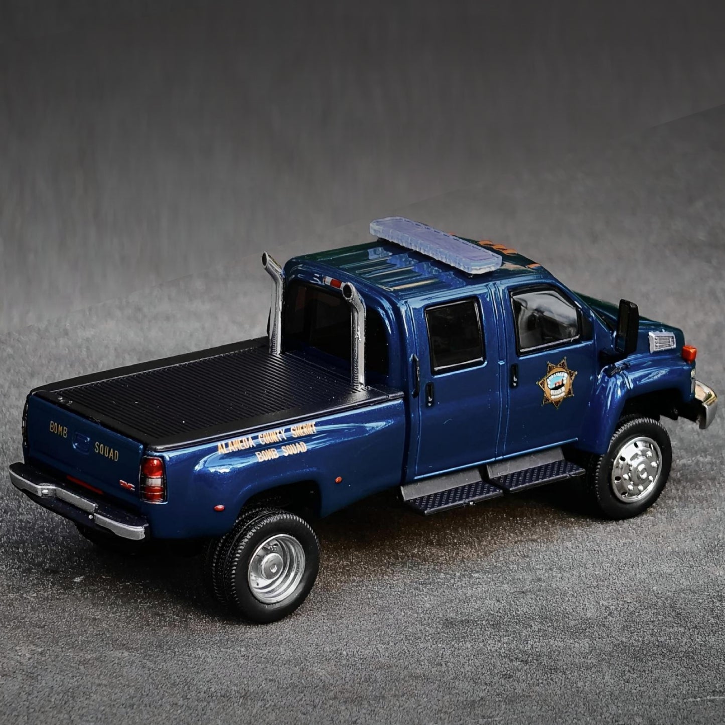 GOC 1/64 Singapore AUTOEXPO Exclusive GMC TOPKICK C4500 ALAMEDA Police