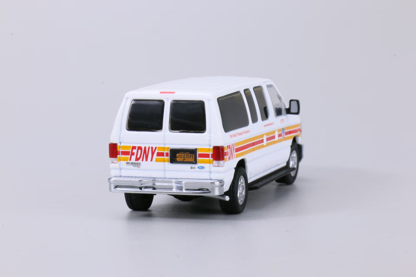 596 1:64 Ford E-Series E350 VAN New York Fire Department White (FDNY)