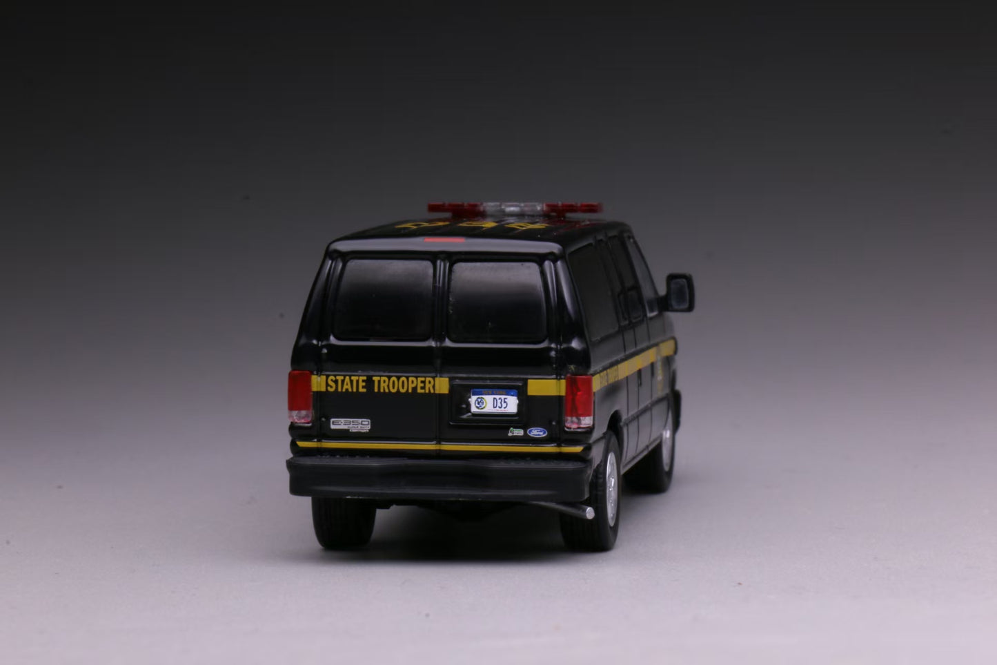 [Pre-order] 596 1:64 Ford E-Series E350 VAN New York State Trooper (NYSP)