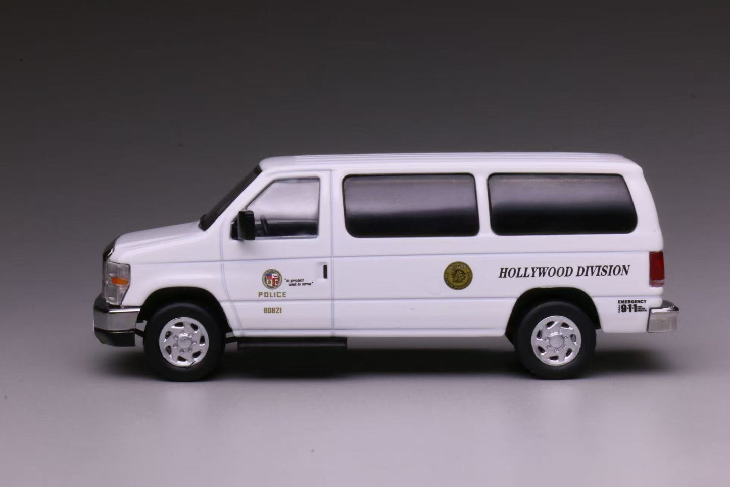 596 1:64 E-Series Van E350 Los Angeles Hollywood Diecast