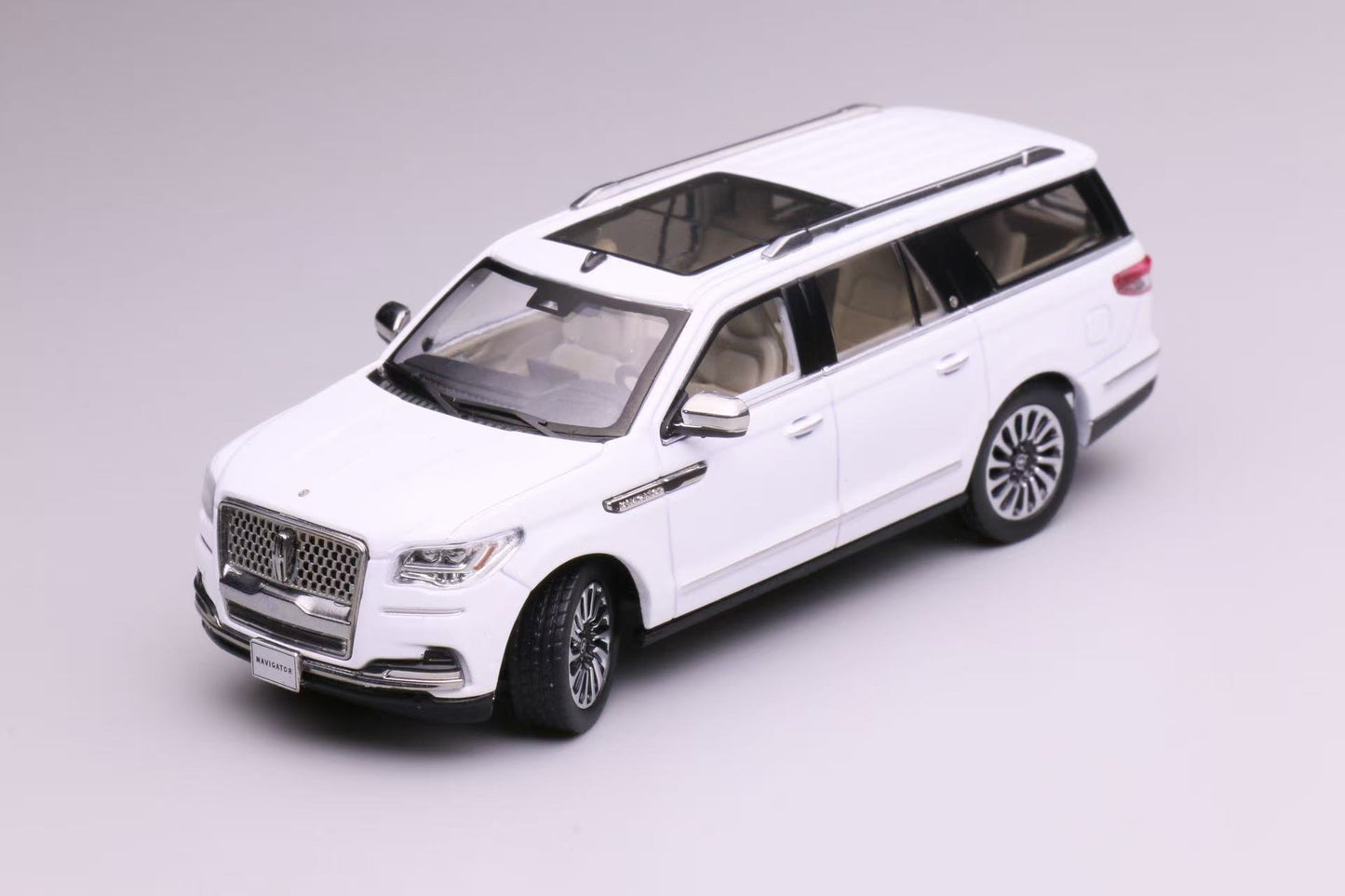 [Pre-order March] WTX 1:64 Lincoln Navigator Diecast White