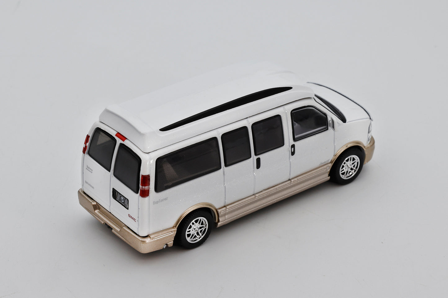 [Pre-order] Shadow 1/64 GMC SAVANA Explorer White