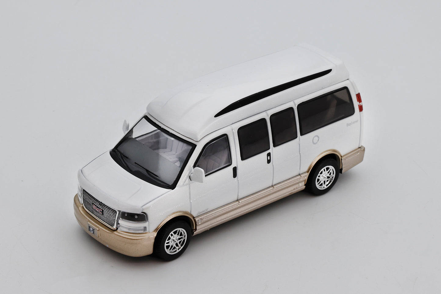 [Pre-order] Shadow 1/64 GMC SAVANA Explorer White