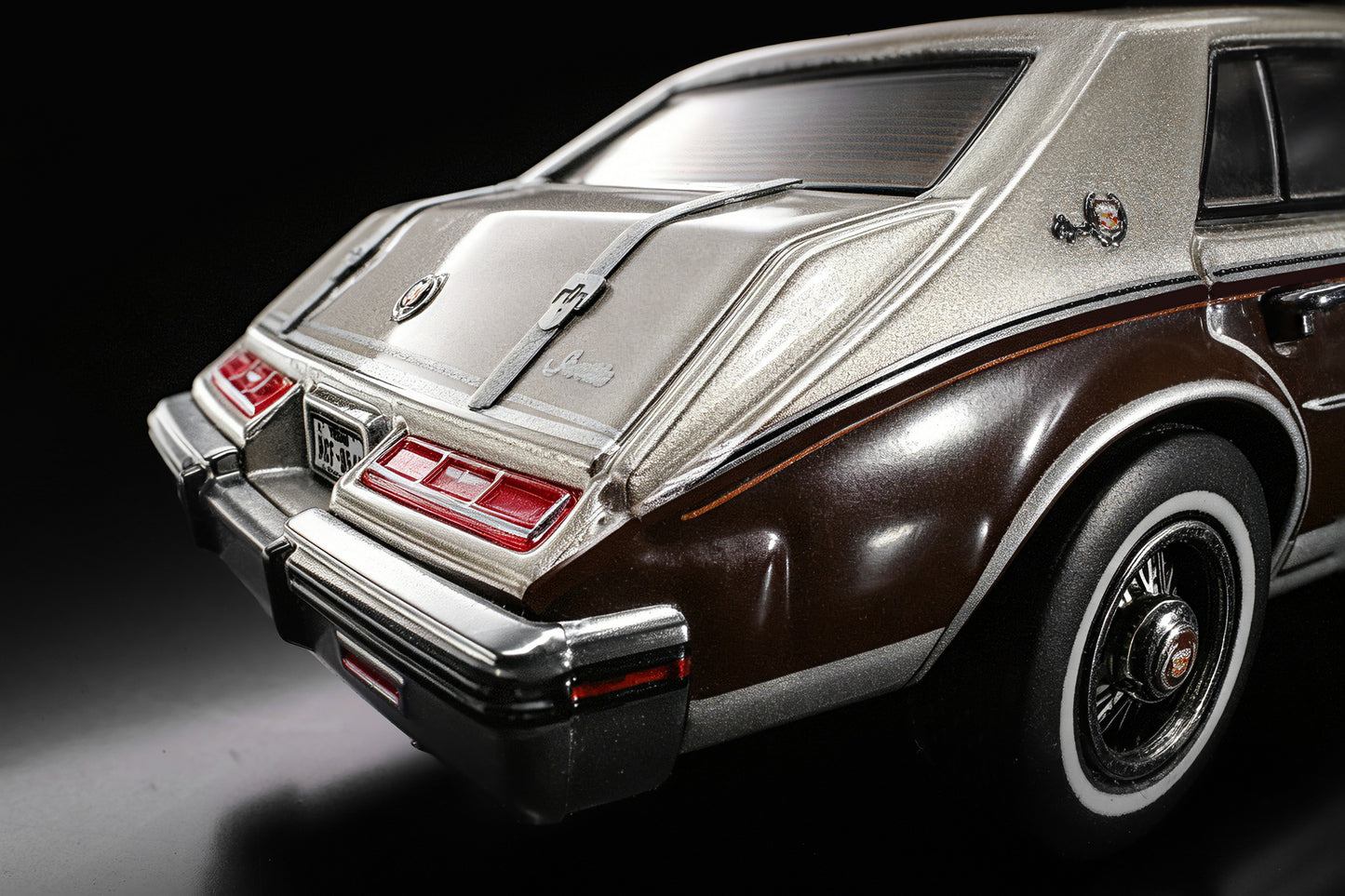 [Pre-order July] Turning crush 1:64 1985 Cadillac Seville