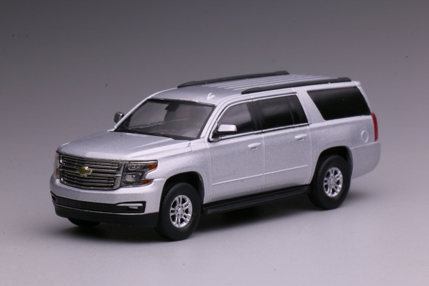 [Pre-order] 596 1:64 Chevrolet 15 Suburban Silver Diecast