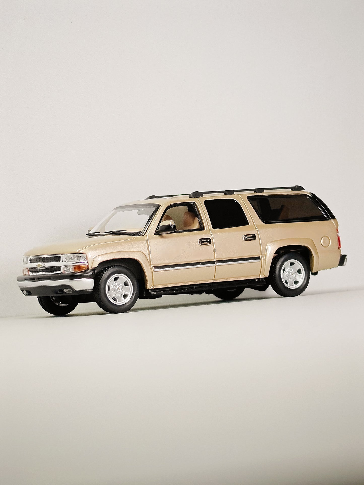 [Pre-order] MK Miniatures 1:64 Suburban Gold