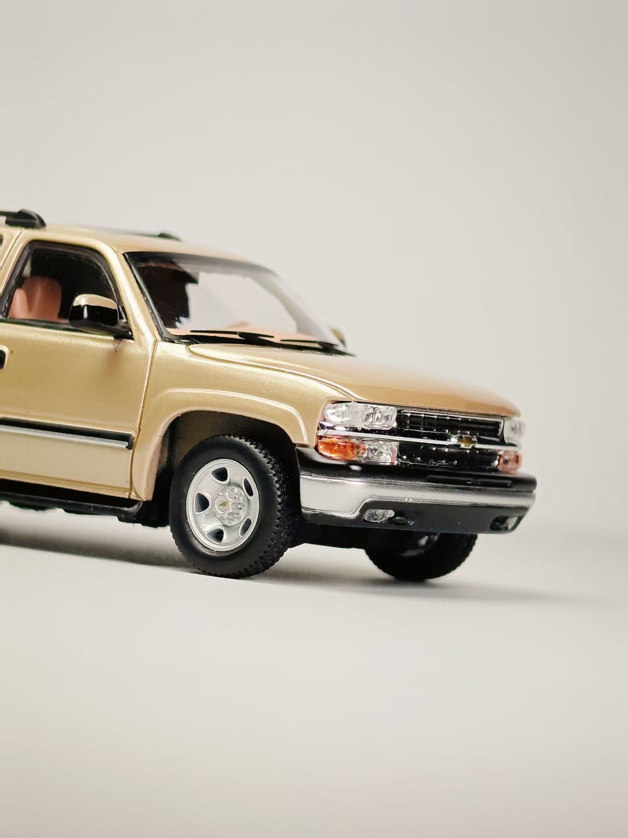 [Pre-order] MK Miniatures 1:64 Suburban Gold