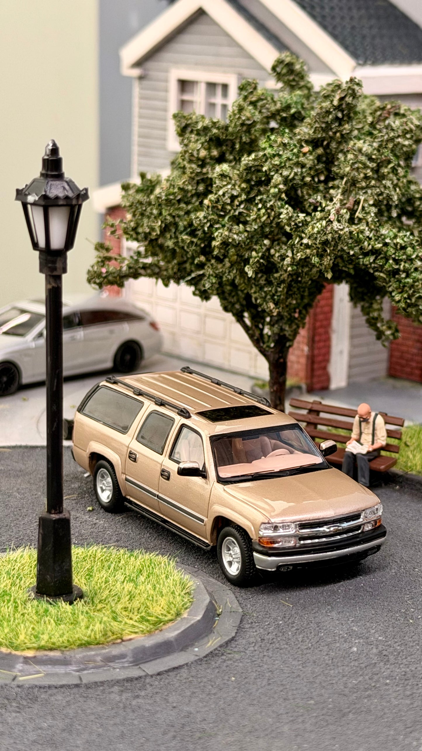 [Pre-order] MK Miniatures 1:64 Suburban Gold