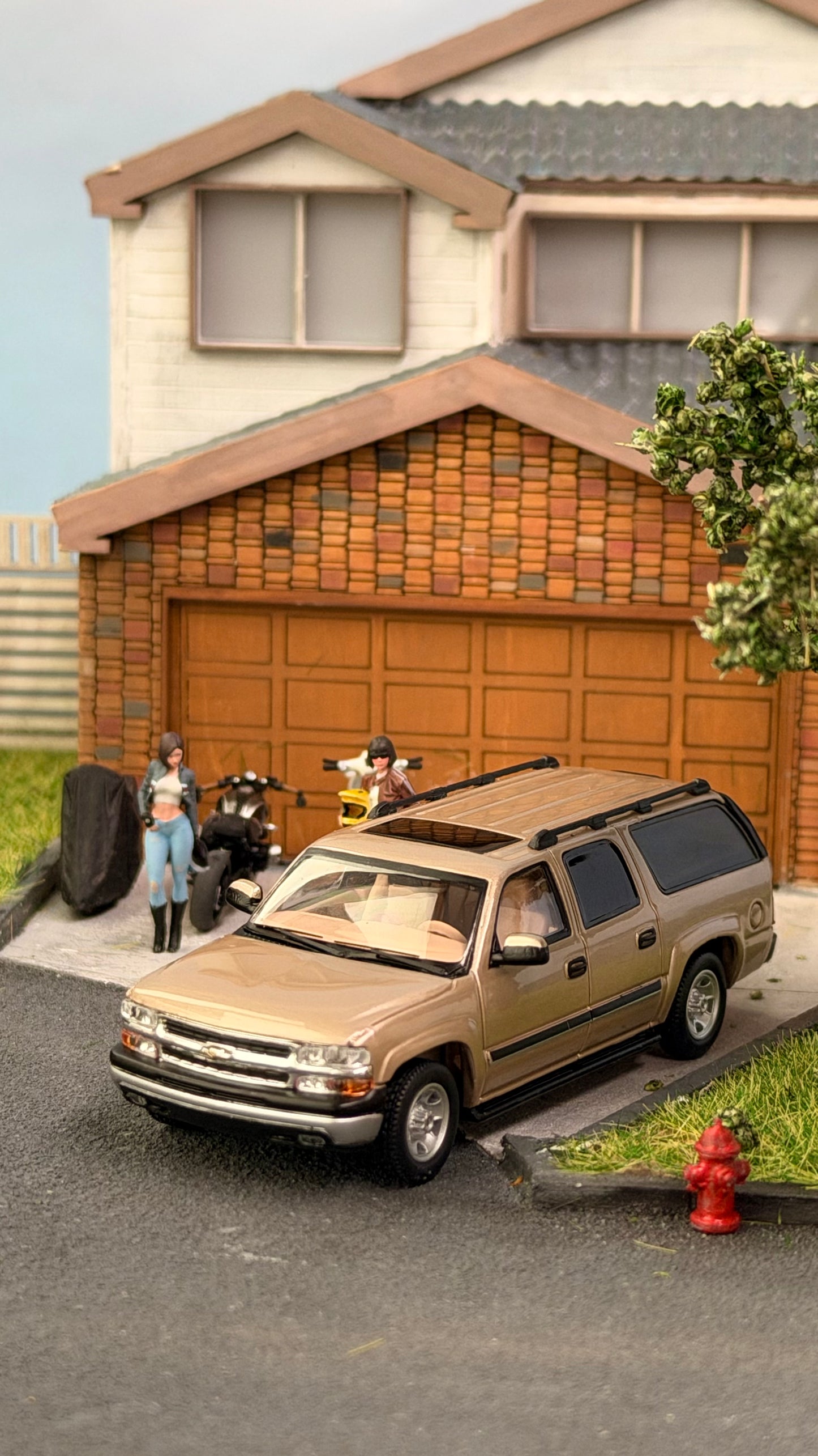 [Pre-order] MK Miniatures 1:64 Suburban Gold