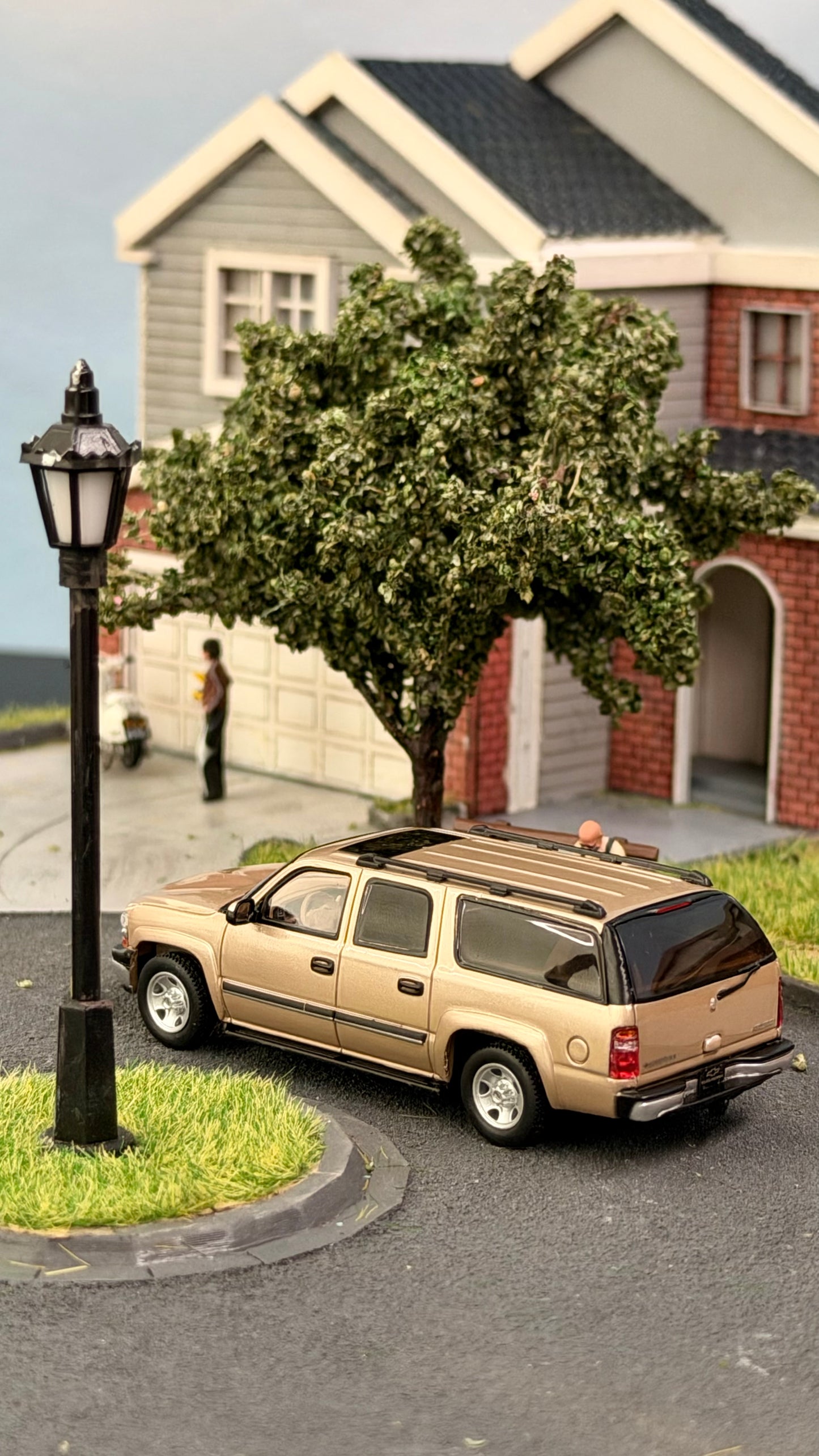 [Pre-order] MK Miniatures 1:64 Suburban Gold
