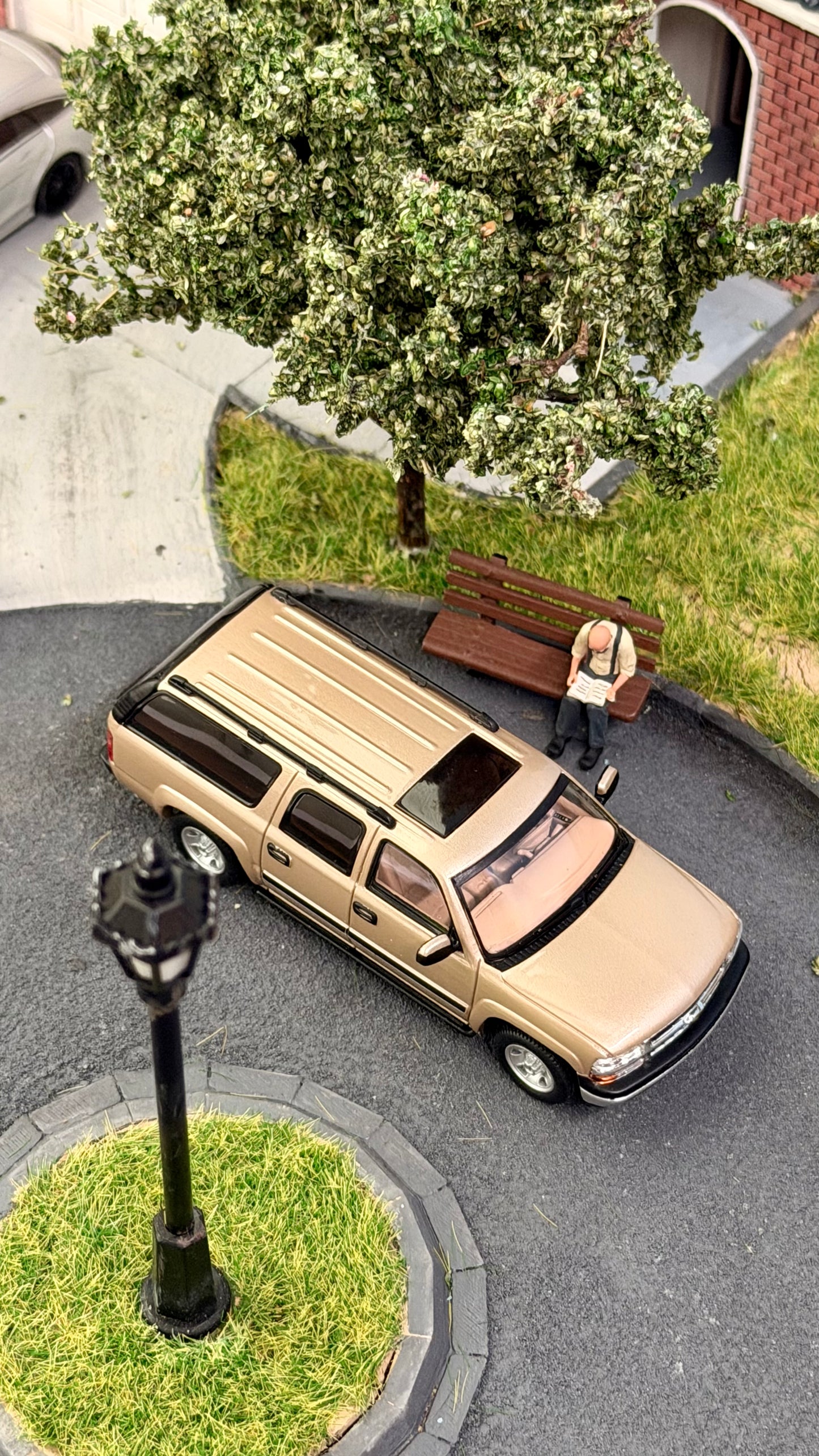 [Pre-order] MK Miniatures 1:64 Suburban Gold