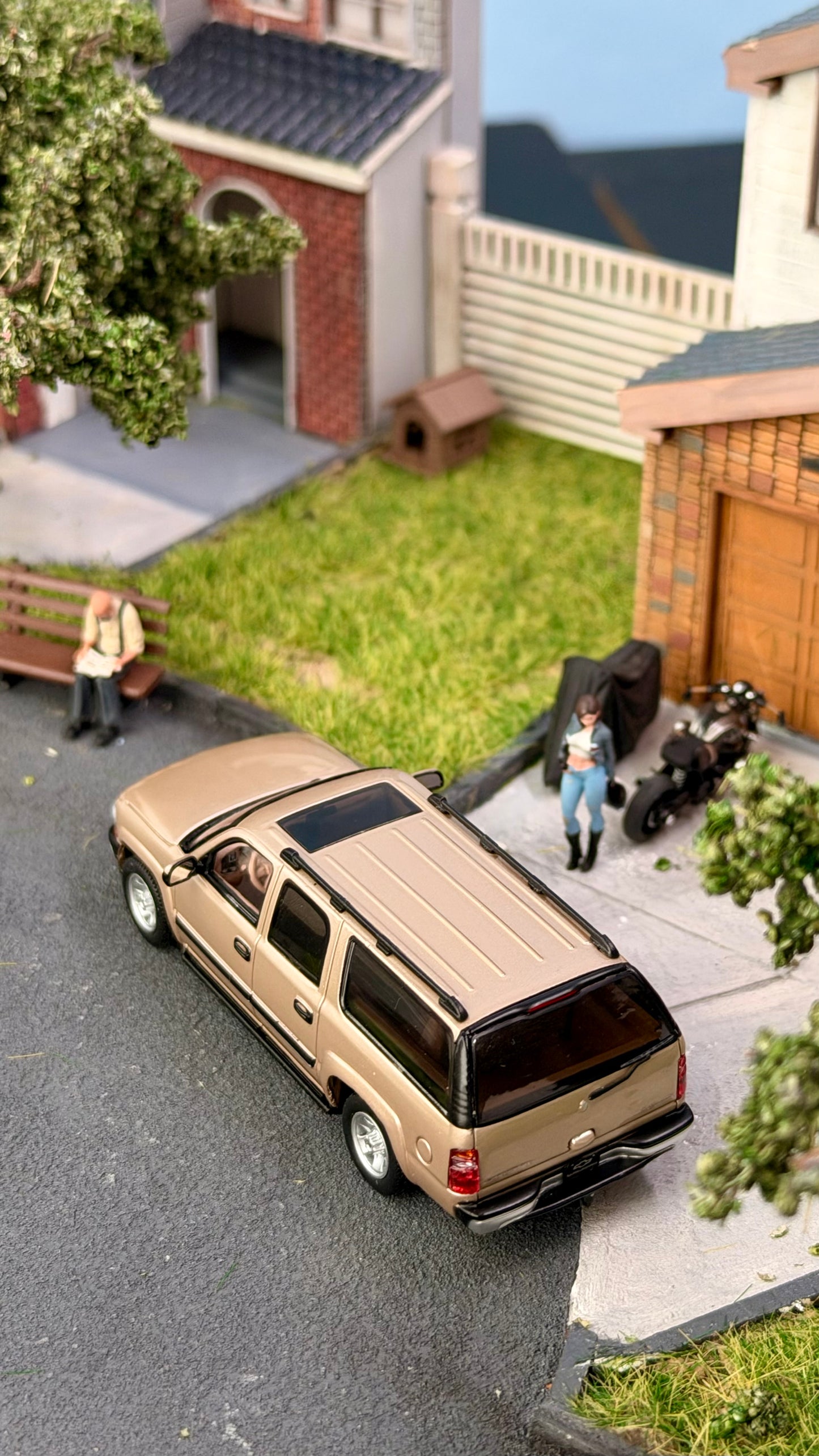 [Pre-order] MK Miniatures 1:64 Suburban Gold