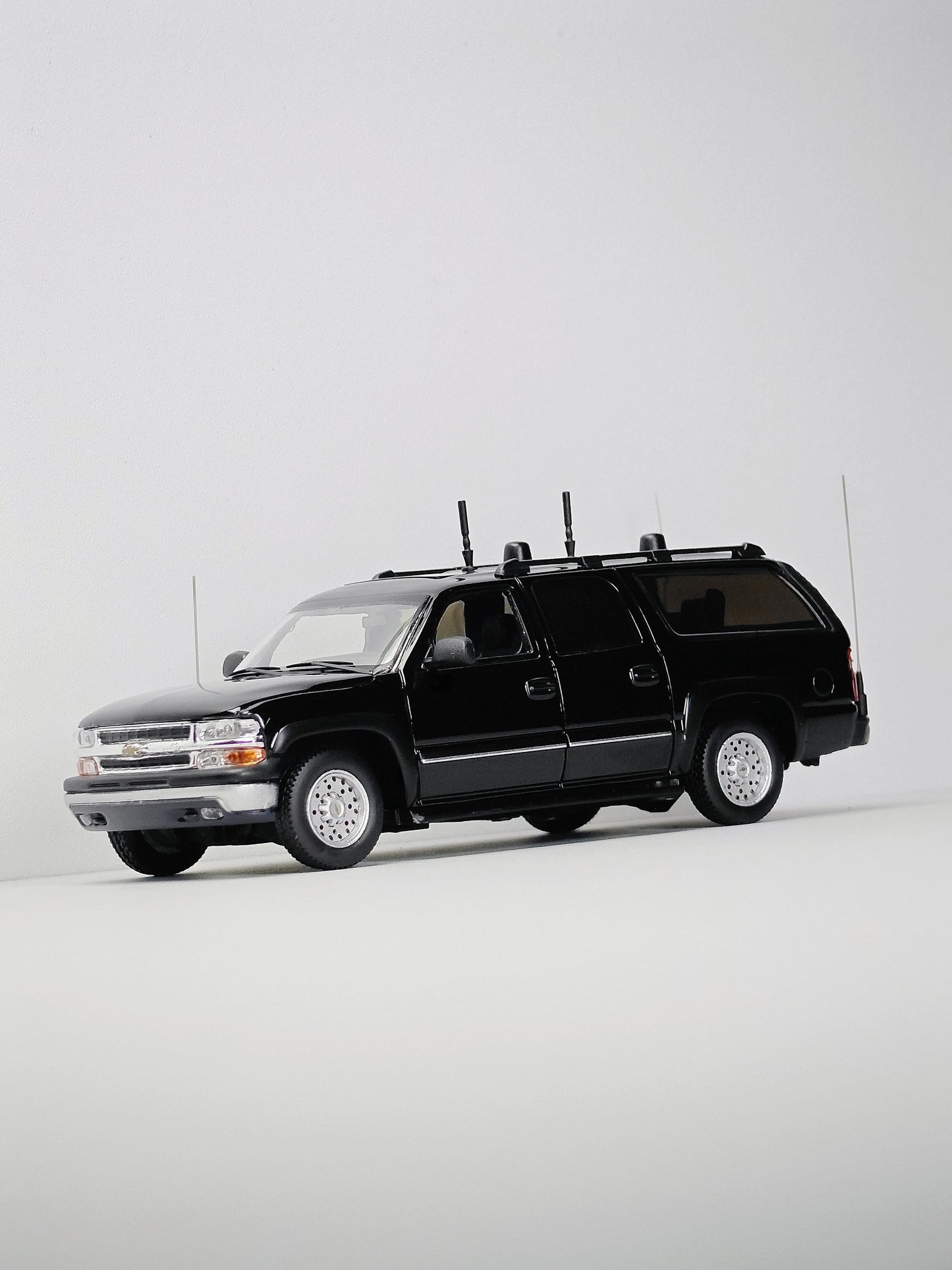 [Pre-order] MK Miniatures 1:64 Suburban Black Signal Jammer Version
