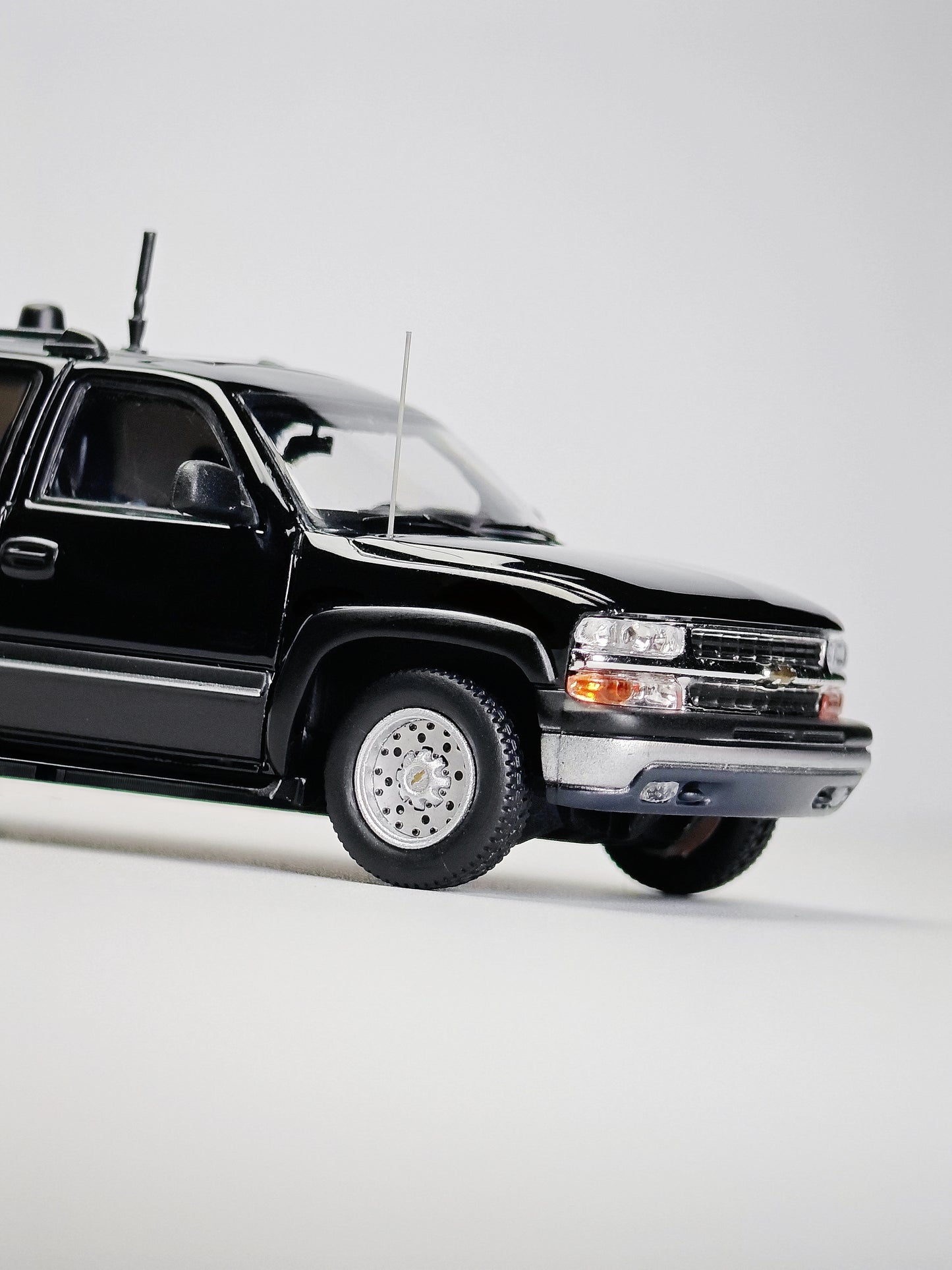 [Pre-order] MK Miniatures 1:64 Suburban Black Signal Jammer Version