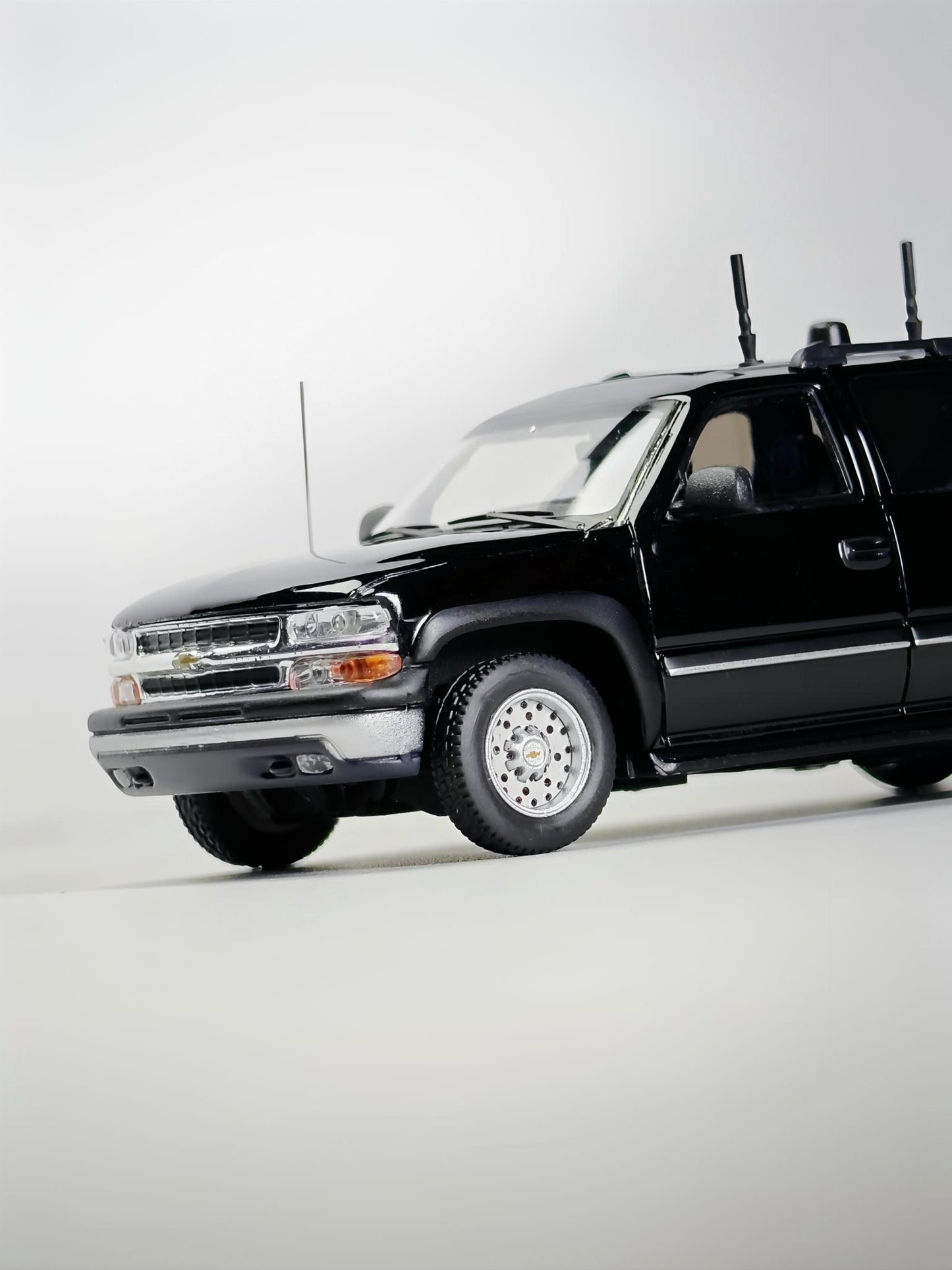 [Pre-order] MK Miniatures 1:64 Suburban Black Signal Jammer Version