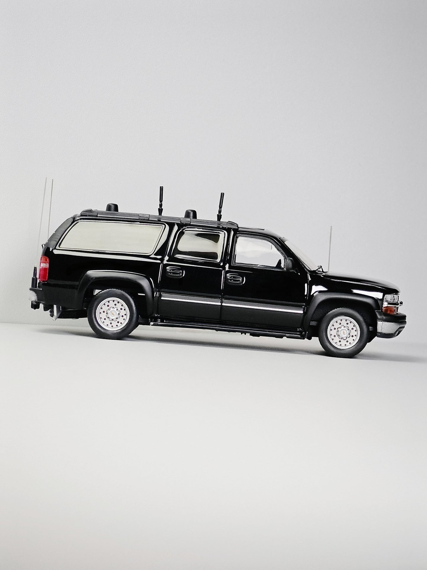 [Pre-order] MK Miniatures 1:64 Suburban Black Signal Jammer Version