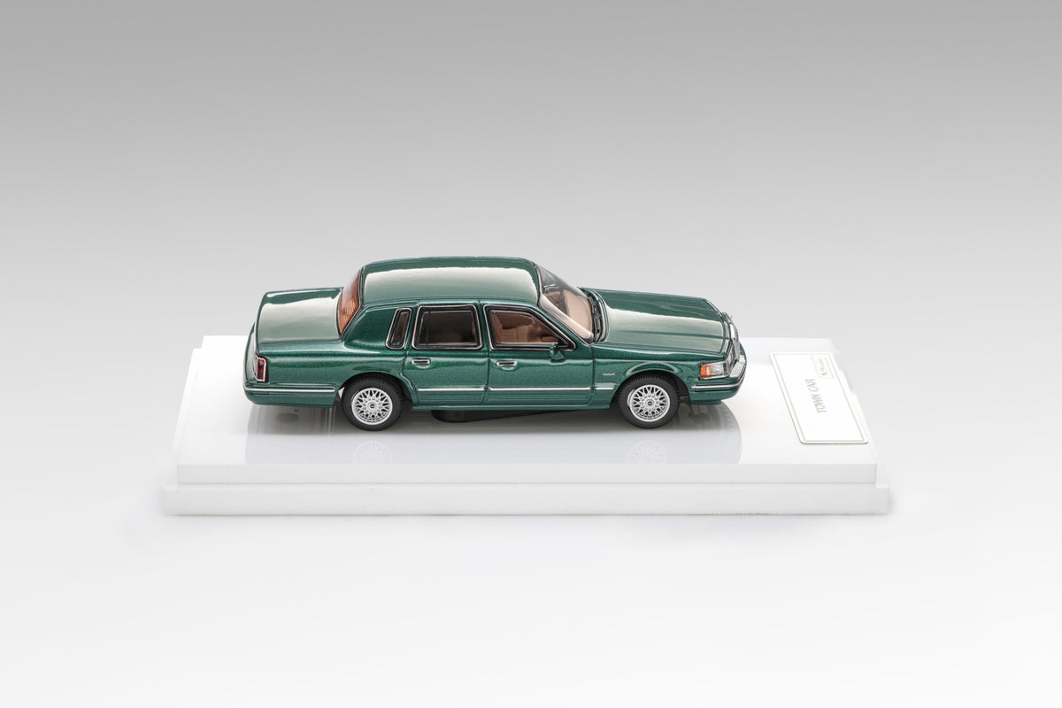 [Pre-order] MK Miniatures 1993 Town car Green