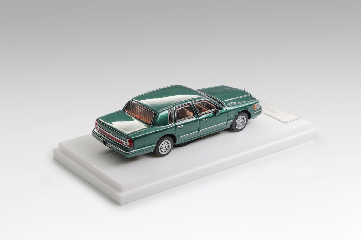 [Pre-order] MK Miniatures 1993 Town car Green