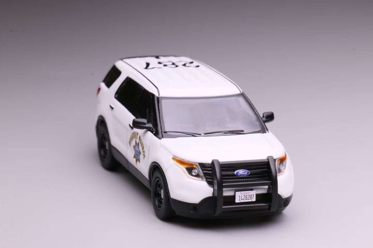[Pre-order] 596 1:64 2013 Explorer White SUV California Highway Patrol Polar Bear CHP