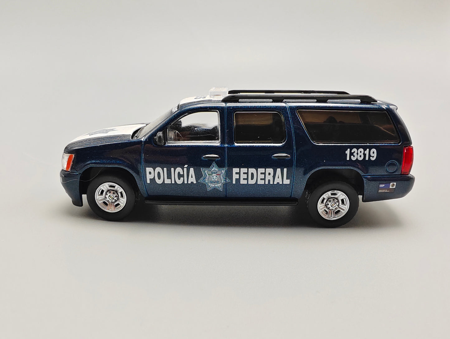 596 1:64 Mexico Exclusive Chevrolet Suburban Mexico Federal Police 2 version