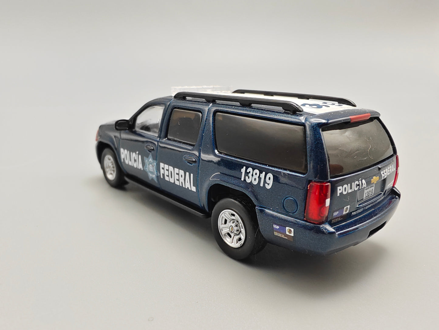 596 1:64 Mexico Exclusive Chevrolet Suburban Mexico Federal Police 2 version