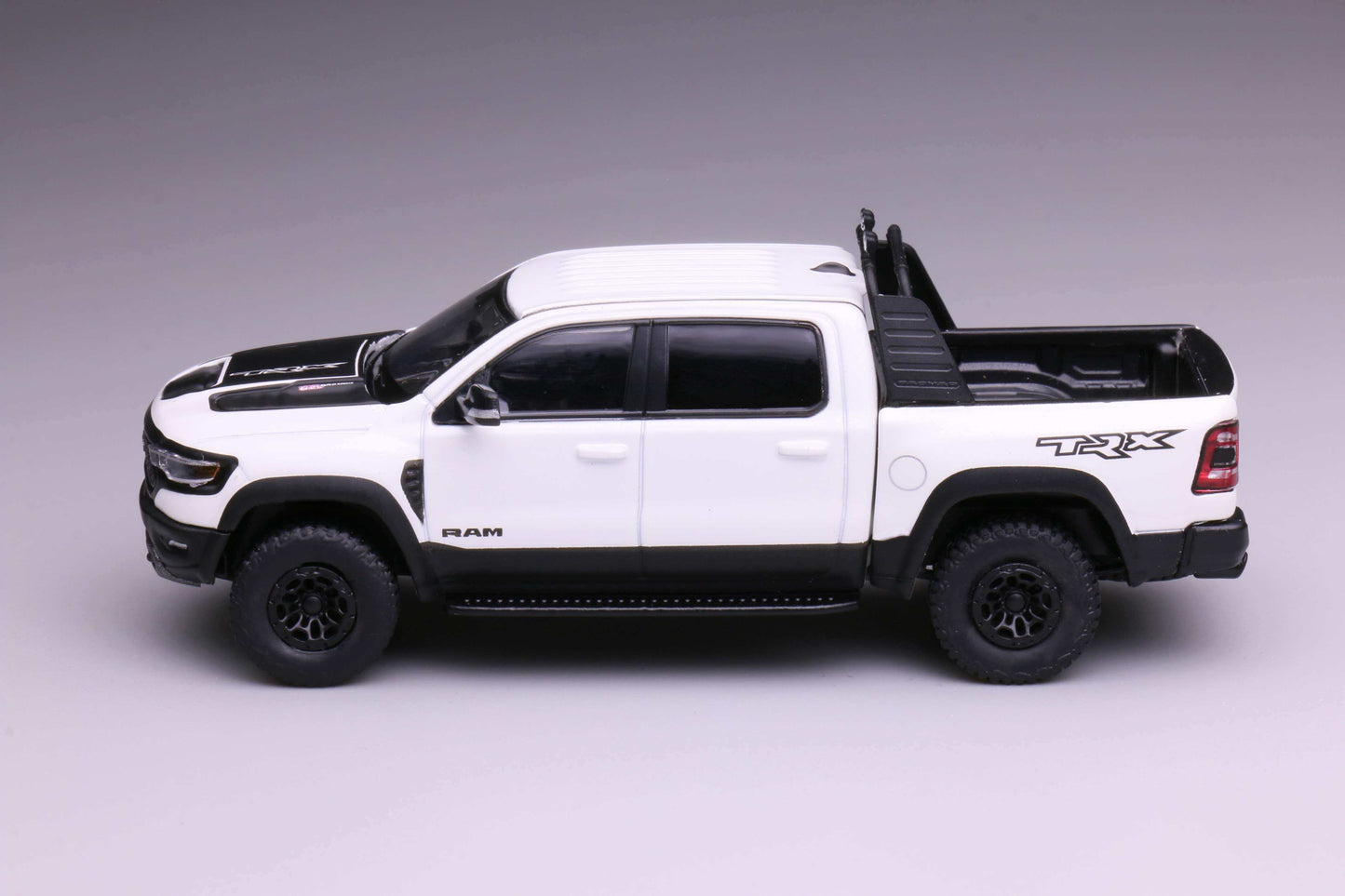 [Pre-order] 596 1:64 Dodge Ram 1500 SRX Sports White