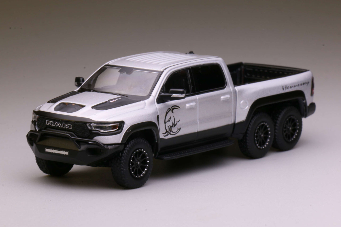 [Pre-order] 596 1/64 Sliver Dodge Ram 1500 TRX Mammoth 6x6 with working Light