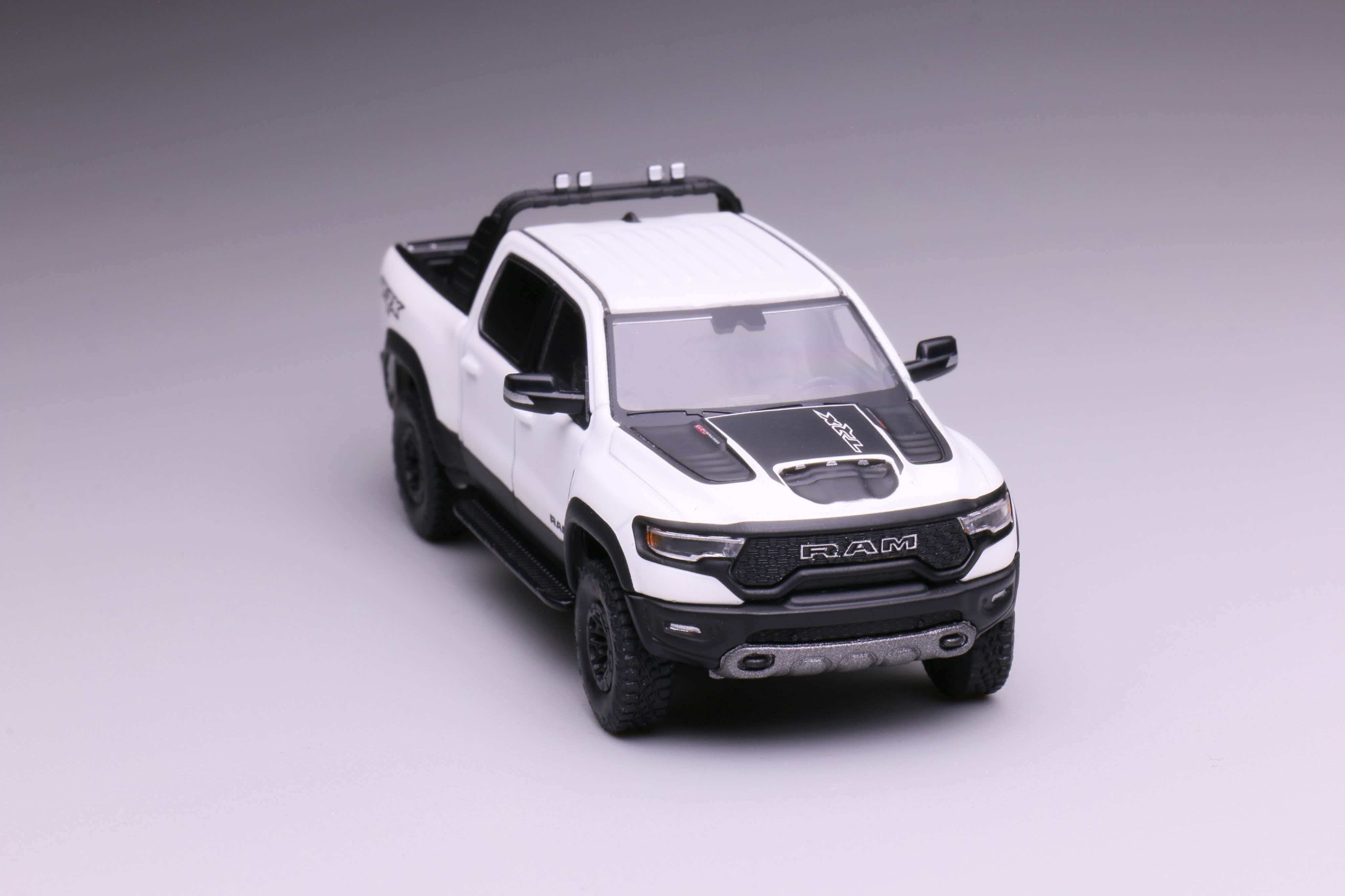 Pre-order] 596 1:64 Dodge Ram 1500 SRX Sports White – Chasewheels2