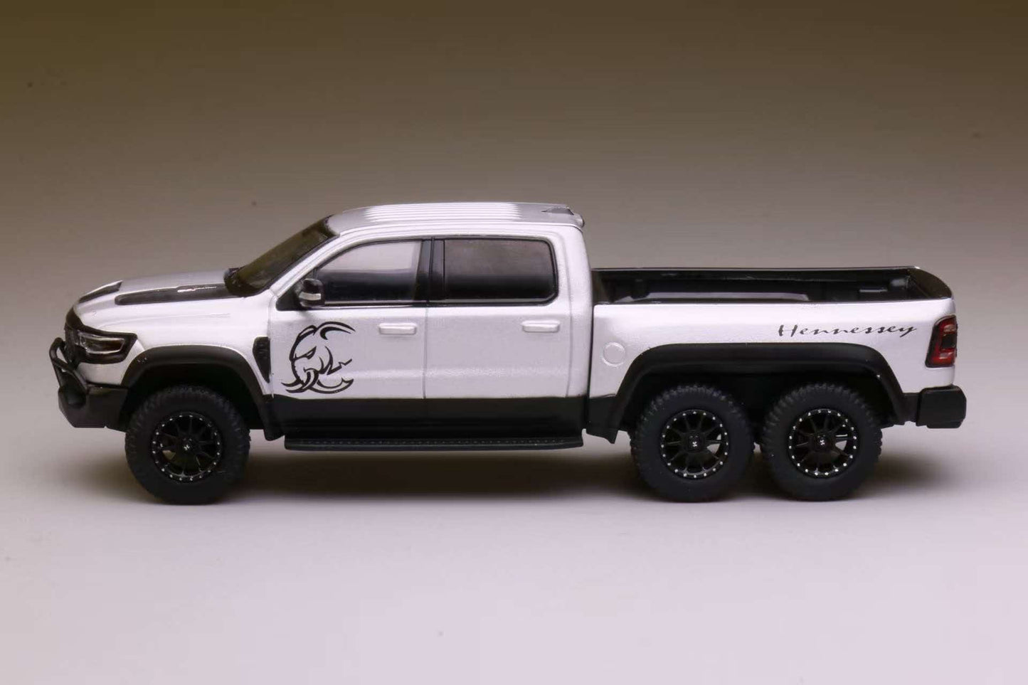 [Pre-order] 596 1/64 Sliver Dodge Ram 1500 TRX Mammoth 6x6 with working Light