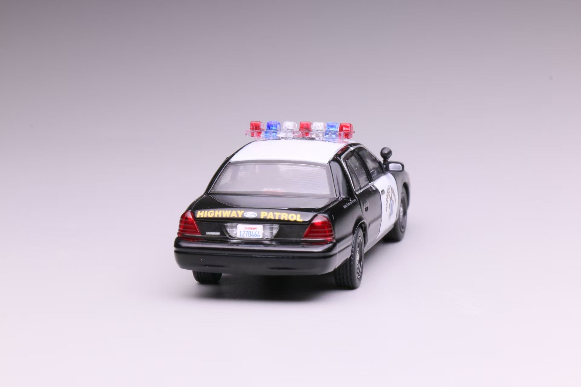 596 model 1:64 White Ford CV CROWN VICTORIA NYPD Police